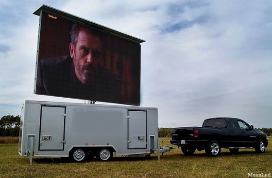 La publicité LED est montée sur un camion