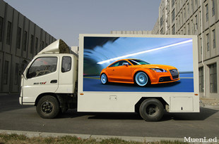 L'écran LED est utilisé pour la diffusion de la publicité.